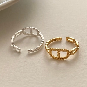 Detail of S925 sterling silver chain link rings in gold and silver finishes