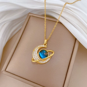Goldene Mond Galaxie Halskette mit Kristallen und blauem Anhänger auf Seide