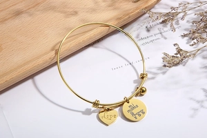 Detail of adjustable gold titanium bracelet with Love heart and Mi Mama pendants