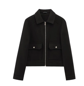 Detailansicht der schwarzen Damen-Softjacke mit Reißverschluss und großen Klappentaschen