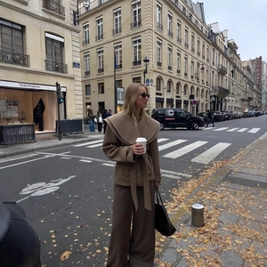 Schickes braunes Wollmantel-Set mit Bindegürtel und weiter Hose im Street-Style