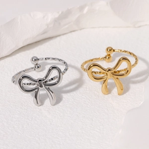 Minimalistische schleifenförmige Edelstahlringe offen in Gold- und Silber-Optik