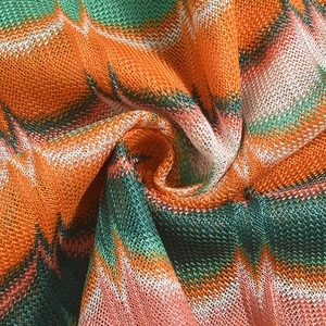 Vue macro d'un tissu en maille à vagues colorées avec texture ajourée respirante