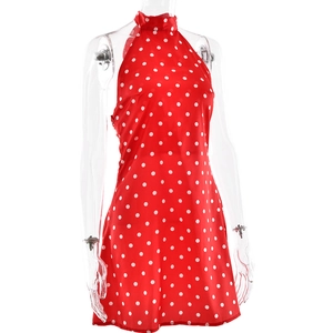 Vue détaillée d'une mini robe rouge à pois avec col licou et dos nu pour femmes
