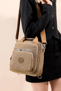 Détail du sac à langer en nylon kaki avec fermetures éclair et bandoulière réglable