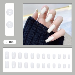 Kit de 24 faux ongles blanc crème, forme carrée longue avec une finition brillante unie