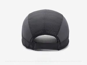 Détail des panneaux latéraux en maille respirante et de la sangle réglable du chapeau gris