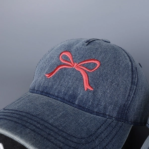 Damen Baseballkappe aus blauem Denim mit roter Bogenstickerei und breiter Krempe