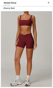 Détail du short de yoga taille haute rouge cerise et de la brassière assortie