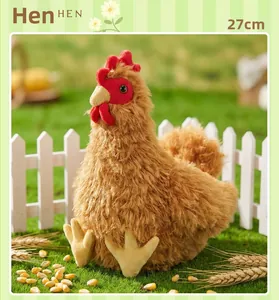 Dettaglio di gallina di peluche marrone realistica con cresta rossa in scena agricola
