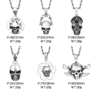 Tableau détaillé des tailles et poids pour six divers pendentifs tête de mort pirate
