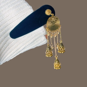 Boucles d'oreilles ethniques bronze doré avec chaînes à pompons et petits grelots
