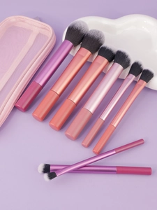 Détail d'un kit de 8 pinceaux de maquillage professionnels avec pochette en filet rose