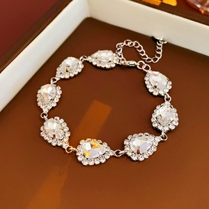 Détail du bracelet en cristal goutte d'argent avec pierres précieuses et fermoir homard