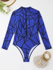 Détail d'un maillot de bain une pièce à manches longues avec imprimé et zip frontal
