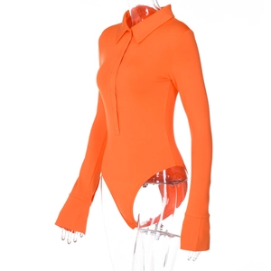 Vue détaillée du body orange ajusté à manches longues avec col et boutons