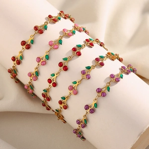 Détails des bracelets en acier inoxydable plaqué or 18K avec pendentifs cerises colorés