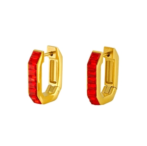 Détail de boucles d'oreilles créoles dorées avec cinq zircons rouges de coupe rectangulaire