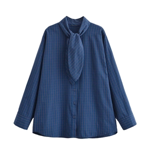 Chemise à carreaux bleue pour femme avec nœud papillon assorti sur fond blanc épuré