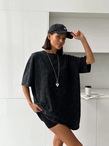 T-shirt noir oversize avec motif gaufré en cœur et coupe décontractée à épaules tombantes