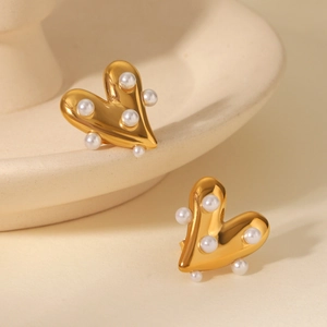 Détail de boucles d'oreilles cœur en acier inoxydable doré 18K avec perles blanches