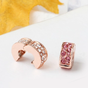 Détail de breloques en or rose avec cristaux roses et clairs pour bracelet DIY bijoux