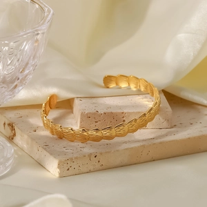 Bracelet jonc ouvert en acier inoxydable plaqué or 18 carats avec texture de coquillage