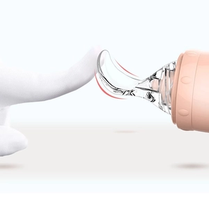 Cucchiaio biberon in silicone rosa con testa flessibile per uno svezzamento delicato