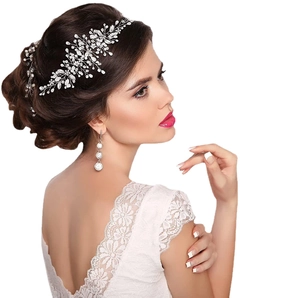 Elegante cerchietto da sposa con rami argentati, perle e cristalli sui capelli