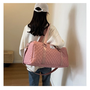 Sac de voyage matelassé rose en nylon imperméable avec crochets métalliques argentés