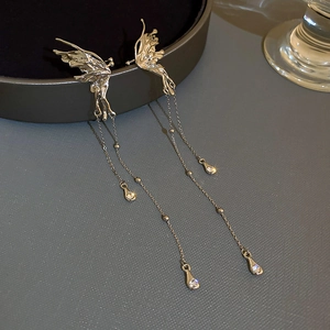 Dettaglio orecchini a farfalla in argento con cristalli scintillanti e lunghe nappe