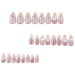 Faux ongles amande courts avec pétales de fleurs blancs, perles et nœuds décoratifs