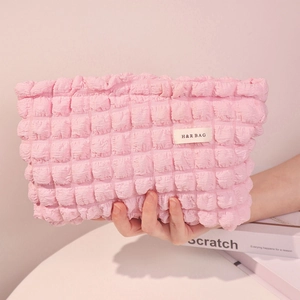 Neceser rosa con textura de burbujas y gran capacidad para viaje y cosméticos