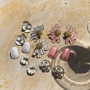 Nahaufnahme von 18K vergoldeten Edelstahl-Ohrringen mit Emaille-Blumen und Perlen