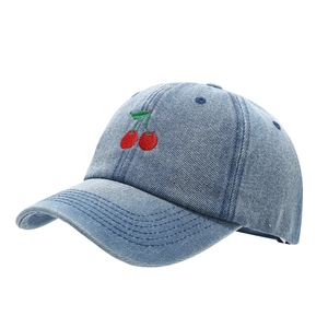 Hellblaue Denim-Baseballkappe mit Kirschstickerei und klassischem Sechs-Panel-Design