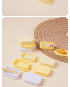 Detailansicht der Miniatur-Brotdosen mit Essstäbchen-Zubehör und kleinen Essensmodellen