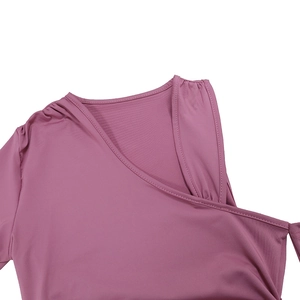 Dettaglio dello scollo asimmetrico e delle doppie cuciture su questo abito rosa scuro