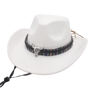 Dettaglio cappello da cowboy in feltro bianco con testa di toro argentata e fascia etnica