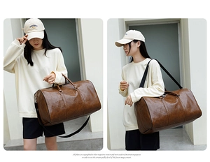 Bolsa de viaje de cuero PU marrón mostrada por un modelo en estilo lifestyle