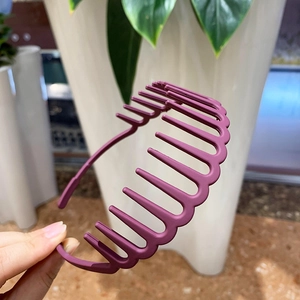 Detail of deep purple matte headband with long comb teeth for volume and fixing hair