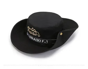 Dettaglio cappello da sole nero con ricamo montagna e nastro decorativo bianco
