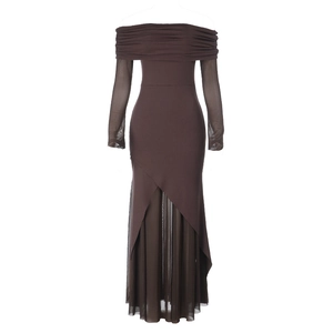 Détail d'une robe marron à épaules dénudées avec manches en tulle et ourlet asymétrique