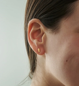 Detailed close-up of S925 silver shell-textured stud earrings with a gold-plated finish