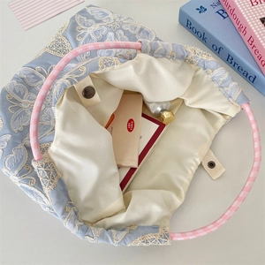 Vue détaillée du sac cabas brodé de papillons avec fermoir magnétique et anses roses