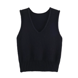 Gilet en tricot noir classique à col en V avec ourlet côtelé en présentation à plat