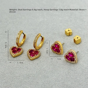 Detailansicht der Herzohrringe aus Gold mit rotem Zirkonia und Mikro-Pave-Kristallen