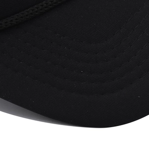 Vue détaillée de la visière de casquette noire avec quatre rangées de coutures renforcées