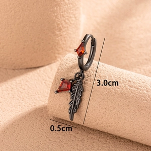 Orecchini a piuma nera con zirconi rossi a forma di aquilone e info misura altezza 3.0cm