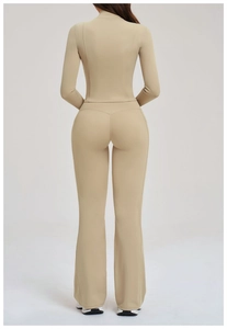 Vista posteriore del set yoga beige con pantaloni a zampa e maglia sportiva aderente