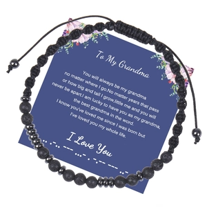 Détail du bracelet en pierre de lave code Morse sur carte pour grand-mère, cordon noir